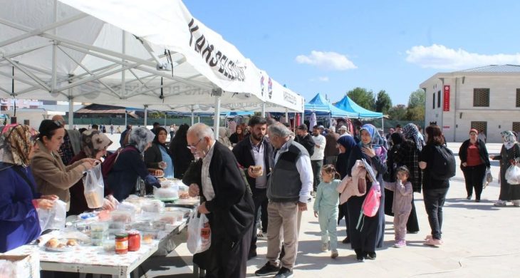 Kars’ta Kur’an kursları yararına “Hayır Çarşısı” kuruldu