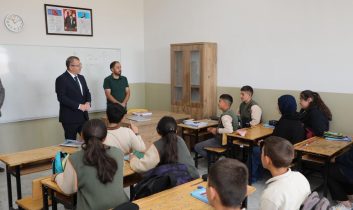 Kars Valisi Ziya Polat’tan İstiklal Ortaokulu’na Ziyaret