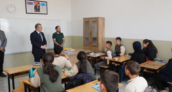 Kars Valisi Ziya Polat’tan İstiklal Ortaokulu’na Ziyaret