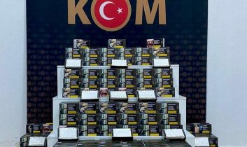 Kars’ta 36 plakalı bir yolcu otobüsünün bagajında 100 bin adet kaçak makaron ele geçirildi