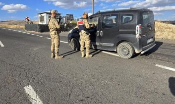 Kars’ta düzensiz göçle mücadele kapsamında “Huzur ve Güven Uygulaması” gerçekleştirildi