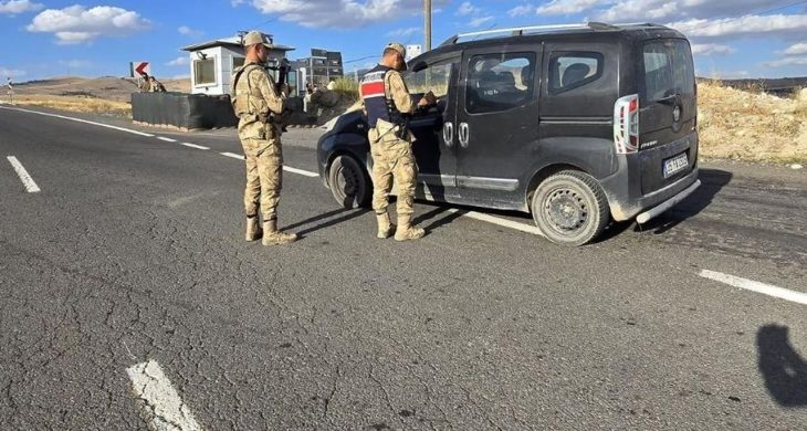 Kars’ta düzensiz göçle mücadele kapsamında “Huzur ve Güven Uygulaması” gerçekleştirildi