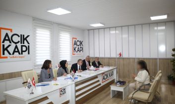 Kars Valisi Ziya Polat vatandaşları dinledi: “Milletimizin hizmetindeyiz”