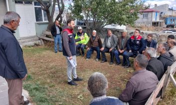 Kars’ta “Cuma Buluşmaları” devam ediyor: Üreticilere tarımsal bilgilendirme