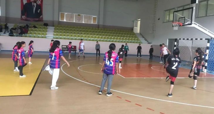 Kağızman’da GSB Spor okulları hentbol antrenmanları sürüyor
