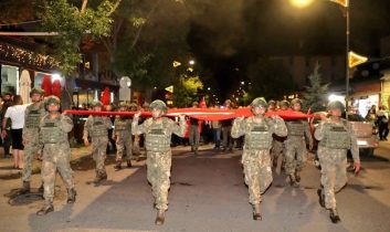 Kars’ta “Zaferin Adı Türkiye” temalı bayraklı yürüyüşe büyük katılım