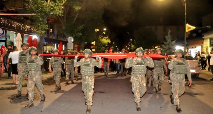 Kars’ta “Zaferin Adı Türkiye” temalı bayraklı yürüyüşe büyük katılım