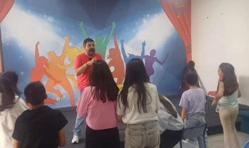 Kars’ta çocuklar “Geleceğe Emniyetli Adımlar” projesiyle drama kursuna başladı