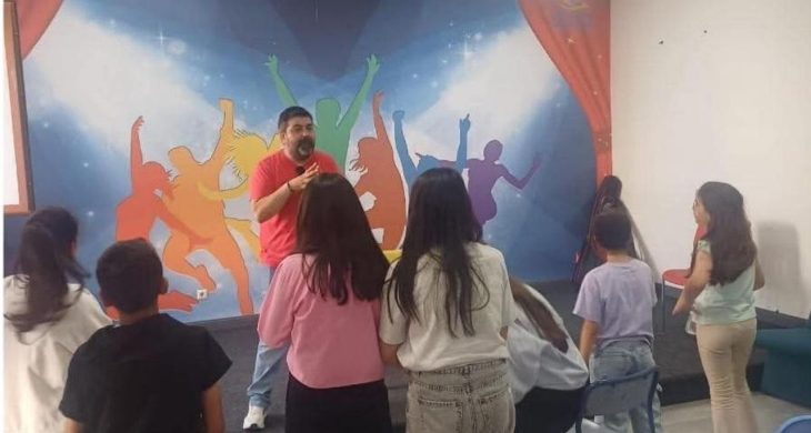 Kars’ta çocuklar “Geleceğe Emniyetli Adımlar” projesiyle drama kursuna başladı
