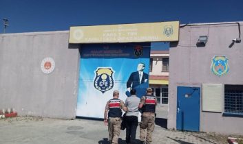 Kars’ta aranan firari jandarmanın operasyonuyla yakalandı