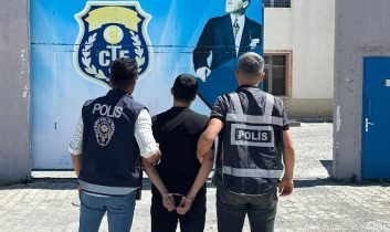 Kars’ta aranan şahıs sahte kimlikle yakalandı