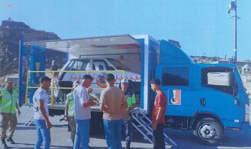 Kars’ta Emniyet Kemeri Simülasyon Aracı emniyet kemerinin hayati önemini uygulamalı olarak gösterildi