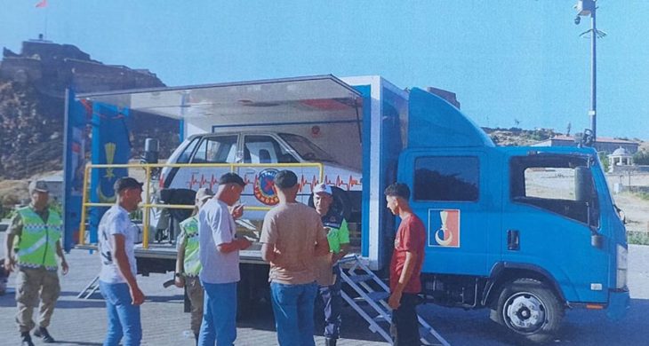 Kars’ta Emniyet Kemeri Simülasyon Aracı emniyet kemerinin hayati önemini uygulamalı olarak gösterildi