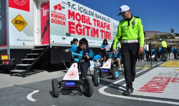 Mobil Trafik Eğitim TIR’ı Kars’ta öğrencilerle buluştu