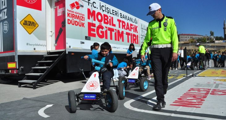 Mobil Trafik Eğitim TIR’ı Kars’ta öğrencilerle buluştu