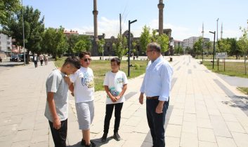 Vali Ziya Polat’tan esnaf ziyareti ve vatandaşlarla samimi sohbetler