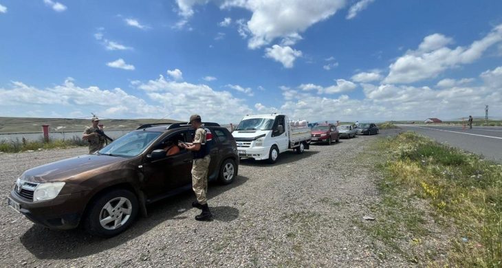 Kars İl Jandarma Komutanlığı’ndan düzensiz göçle mücadeleye yönelik huzur ve güven uygulaması