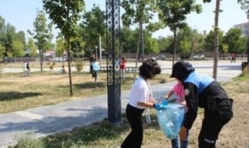 Kars’ta öğrencilere çevre temizliği bilinci aşılanıyor
