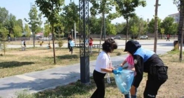 Kars’ta öğrencilere çevre temizliği bilinci aşılanıyor