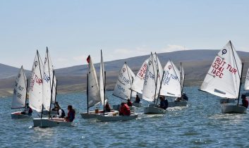 Ani’nin Fethi’nin 961. yıl dönümü, Çıldır Gölü’nde yelken yarışlarıyla kutlandı