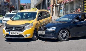 Kars’ta maddi hasarlı trafik kazası meydana geldi