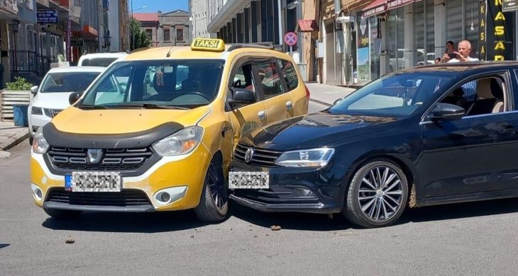 Kars’ta maddi hasarlı trafik kazası meydana geldi