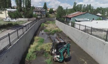 Kars’ta Devlet Su İşleri dere temizlik çalışmalarına başladı