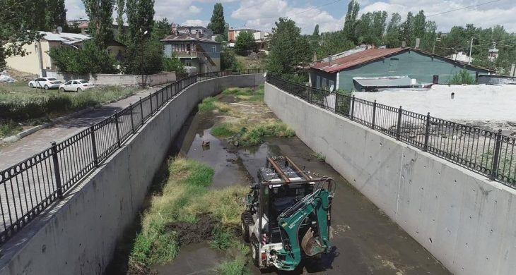 Kars’ta Devlet Su İşleri dere temizlik çalışmalarına başladı