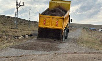 Susuz’da köy yollarında bakım ve onarım çalışmaları sürüyor