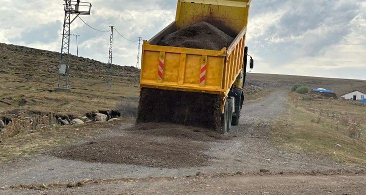 Susuz’da köy yollarında bakım ve onarım çalışmaları sürüyor