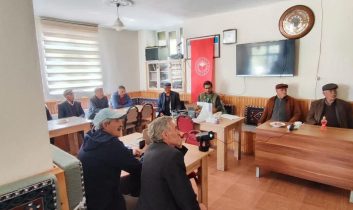Kars’ta çiftçilere şarbon eğitimi verildi