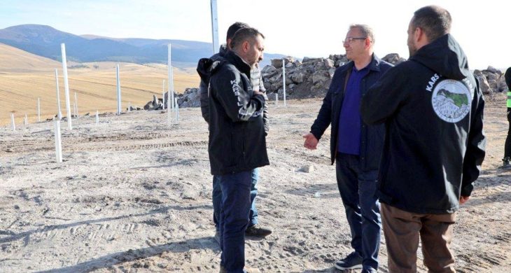 Kars Valisi Polat, Asboğa Köyü’ndeki Güneş Enerji Sistemi çalışmalarını inceledi