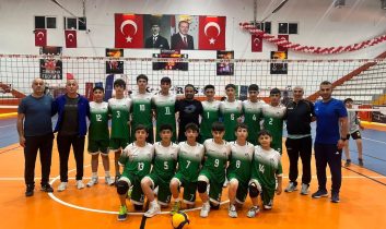 Kars’ta voleybol heyecanı: Anadolu Yıldızlar Ligi’nde öğrenciler yarı finale yükseldi