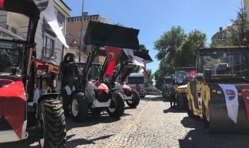 Kars Belediyesi araç filosunu güçlendirdi: 15 yeni iş makinesi dualarla hizmete girdi