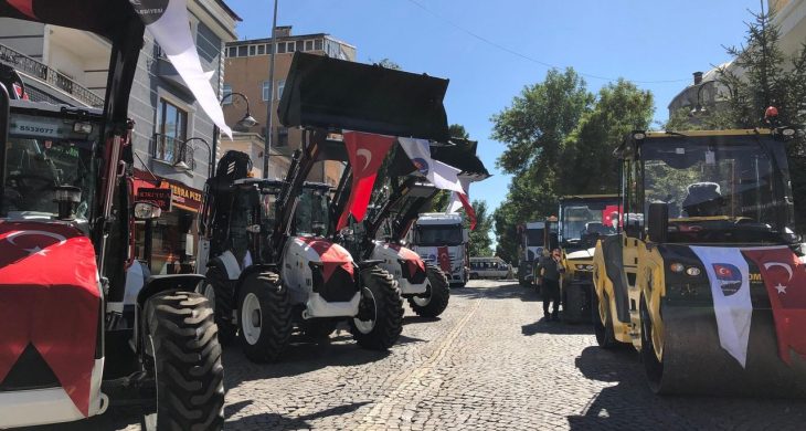 Kars Belediyesi araç filosunu güçlendirdi: 15 yeni iş makinesi dualarla hizmete girdi