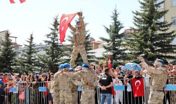 Kars’ta Komandoların yaptığı gösteri beğeni topladı