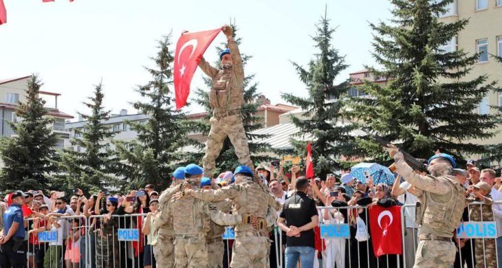 Kars’ta Komandoların yaptığı gösteri beğeni topladı