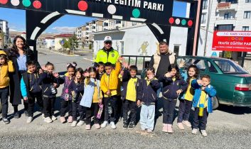 Kars’ta öğrencilere temel trafik eğitimi verildi