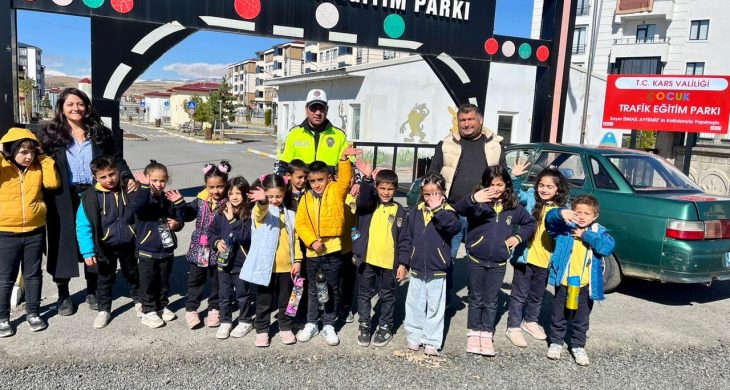 Kars’ta öğrencilere temel trafik eğitimi verildi