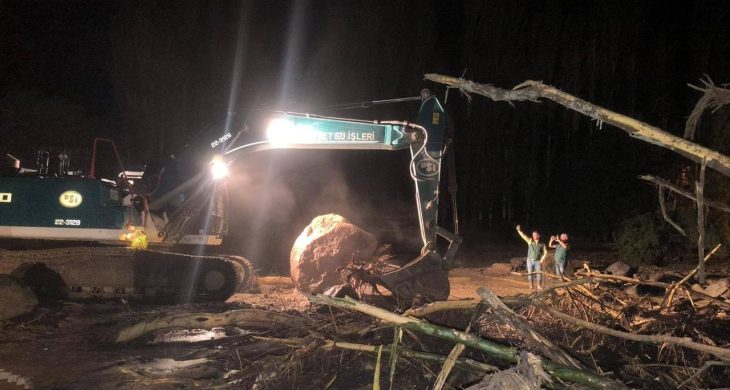 Kaymakam Okan ve DSİ 24. Bölge Müdürü Kotan, sel bölgesinde incelemelerde bulundu