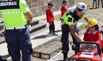 Kars’ta Jandarma’dan öğrencilere trafik güvenliği eğitimi verdi