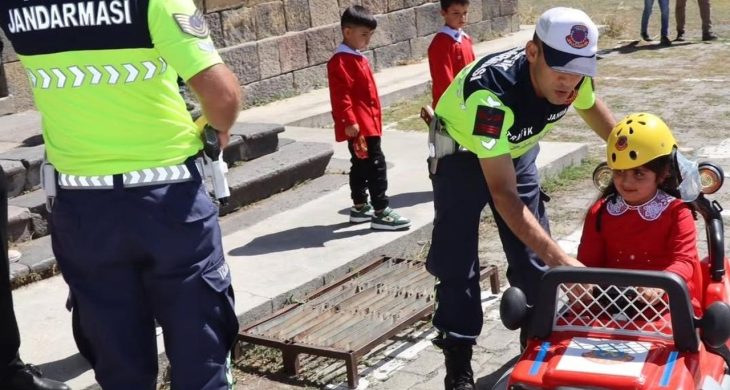 Kars’ta Jandarma’dan öğrencilere trafik güvenliği eğitimi verdi