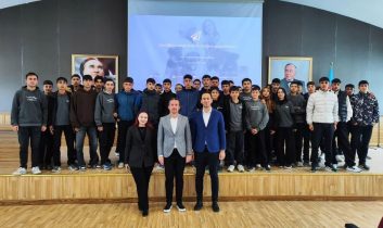 Kars Veteriner Hekimleri Odası Başkanı Ercan Ödül, kariyer günlerinde öğrencilerle buluştu