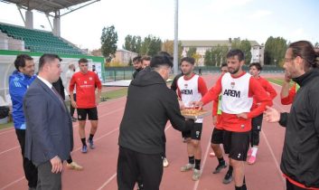 Kars Milletvekili Adem Çalkın’dan Kars 36 Spor’da maç öncesi tatlı ikramı