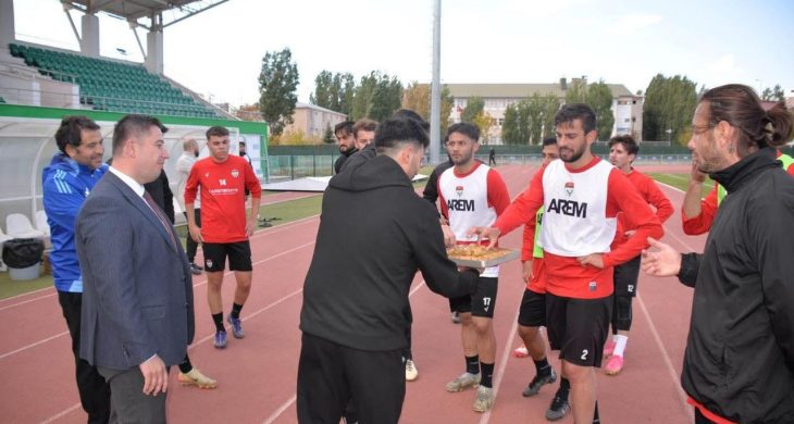 Kars Milletvekili Adem Çalkın’dan Kars 36 Spor’da maç öncesi tatlı ikramı