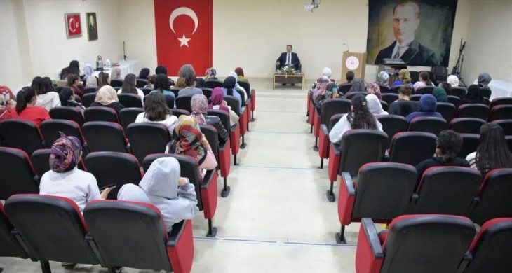 İl Müdürü Başköylü, yurt öğrencileriyle kariyer günleri kapsamında bir araya geldi