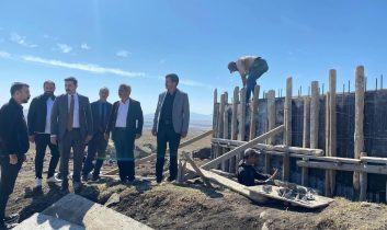 Arpaçay Kaymakamı Akköz, köylerdeki altyapı çalışmalarını yerinde inceledi