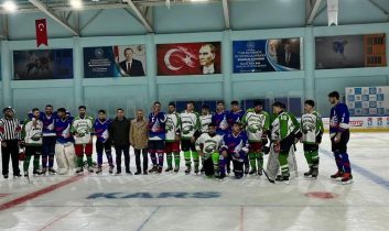 Kars’ta buzun üzerinde nefes kesen gece! buz hokeyi ve sürat pateni gösterileri büyük ilgi gördü