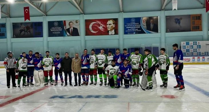 Kars’ta buzun üzerinde nefes kesen gece! buz hokeyi ve sürat pateni gösterileri büyük ilgi gördü