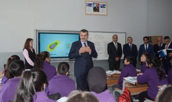 Milli Eğitim Bakanı Yusuf Tekin, Sarıkamış Fen Lisesi’ni ziyaret ederek incelemelerde bulundu